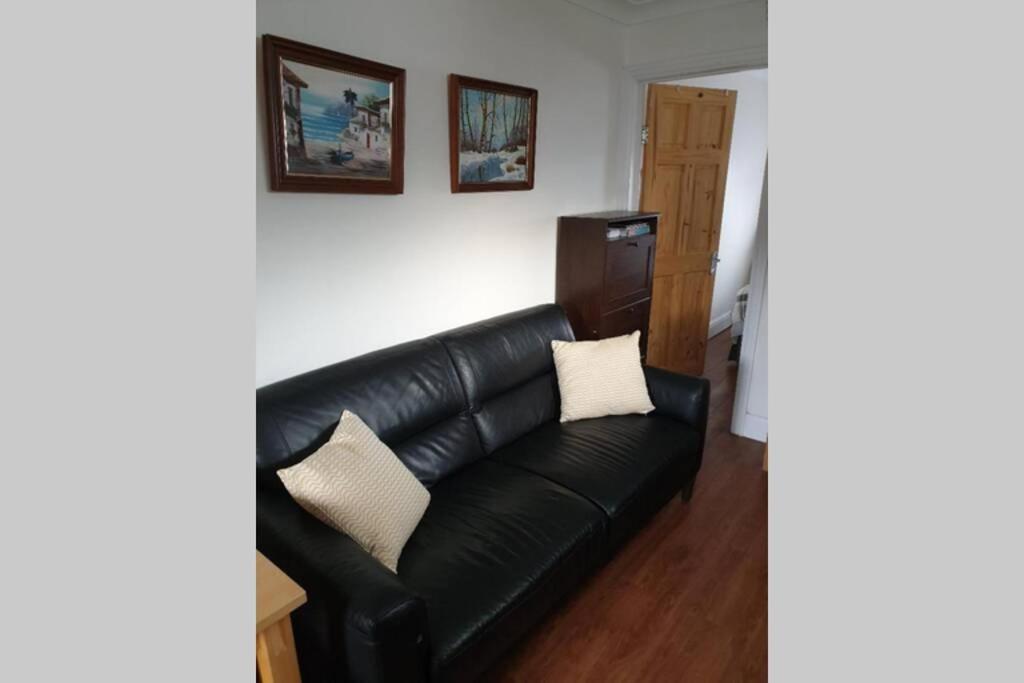 A Home Away From Home With A Big Welcome Erith 외부 사진