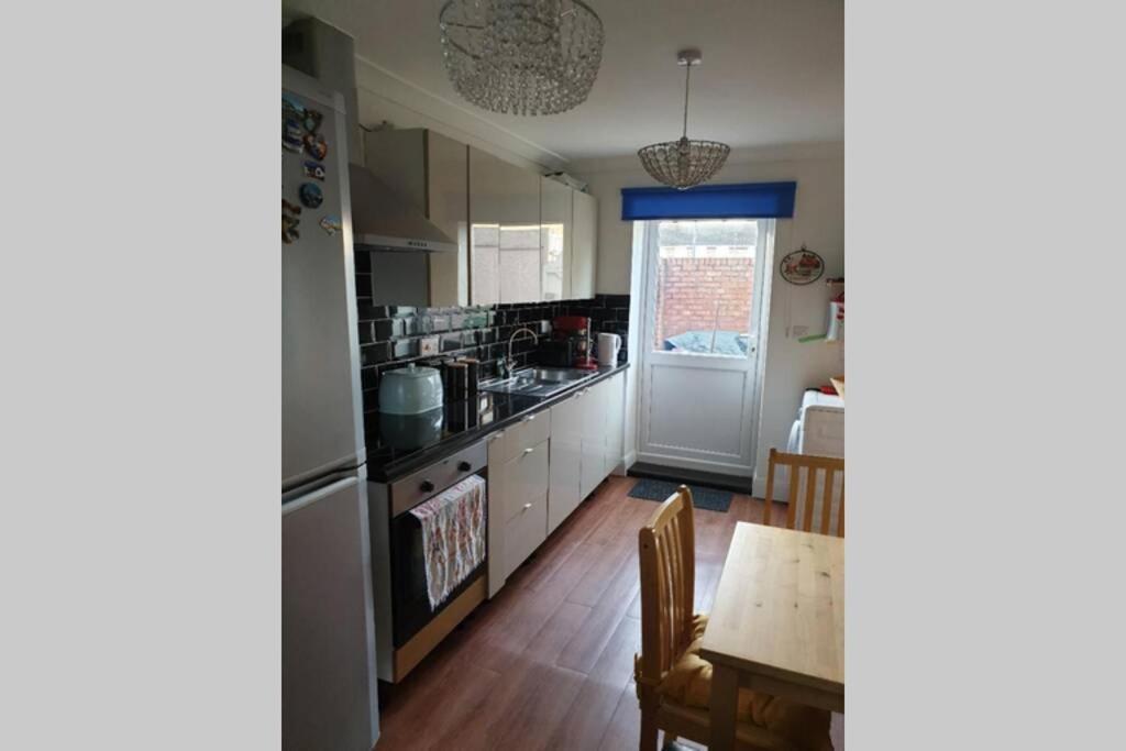 A Home Away From Home With A Big Welcome Erith 외부 사진