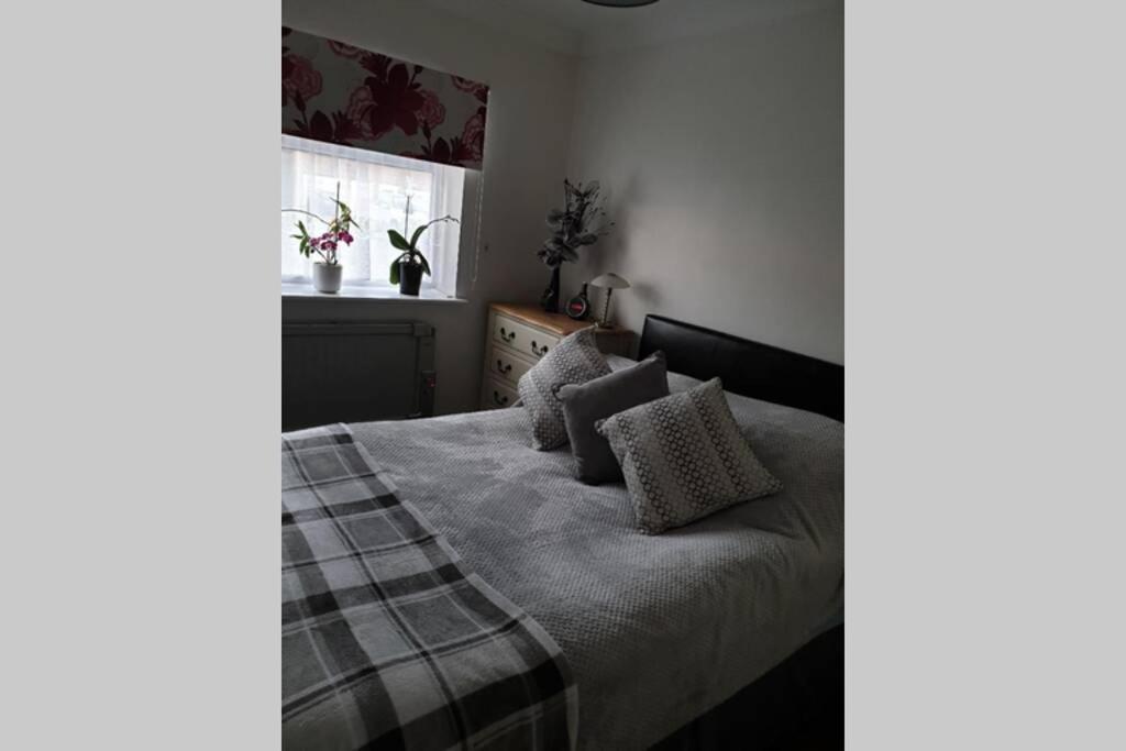 A Home Away From Home With A Big Welcome Erith 외부 사진